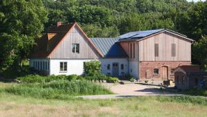 SteinbergにあるSternhöhの茶色の屋根の大きな白い納屋