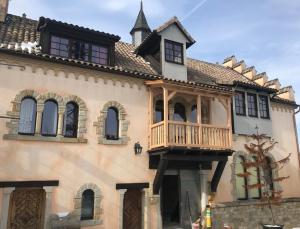 a house with a deck on the side of it at Fewo GERICHTSSTUBE im Rittergut Leppersdorf bei Radeberg für 6 Pers in Wachau