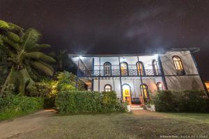 uma casa à noite com as luzes acesas em Roça São João dos Angolares em Santa Cruz