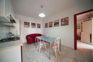 a kitchen and dining room with a table and chairs at Colapesce Appartamento in Santa Teresa di Riva