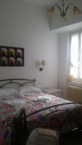 1 dormitorio con 1 cama con edredón en Casa Maria e Casa Cristina en Orvieto