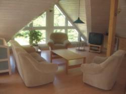 ein Wohnzimmer mit weißen Sofas und einem TV in der Unterkunft Waldhaus Mühlenbeck bei Berlin in Mühlenbeck