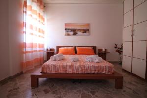 - une chambre avec un lit et 2 serviettes dans l'établissement Dea Beach, à Cefalù