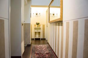 a hallway with a mirror and a rug at Agriturismo Campofiorito in Monsummano Terme