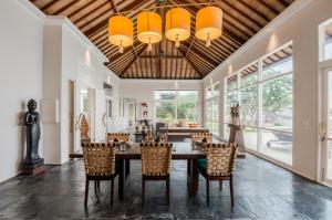 a dining room with a table and chairs at Villa Karang Kembar 3 in Uluwatu