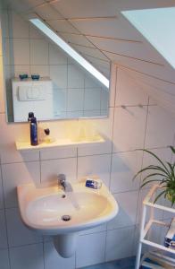 クックスハーフェンにあるFerienwohnung Karinのバスルーム(洗面台、鏡付)