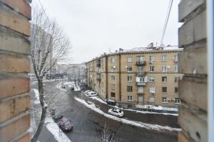 einen Blick aus einem Fenster auf eine Straße mit Autos und Gebäuden in der Unterkunft Квартира по улице Цитадельная, 9 in Kiew