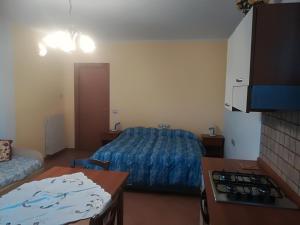ein kleines Zimmer mit einem Bett und einer Küche mit einem Herd in der Unterkunft Appartamento BeB Preone CINIT089 in Limone sul Garda