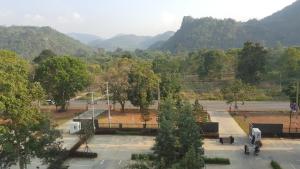 - une vue sur un parc avec des montagnes en arrière-plan dans l'établissement Courtyard Khaoyai by Paka, à Mu Si