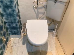 een badkamer met een wit toilet in een kamer bij AK301 Guest house AKASAKA in Fukuoka