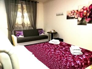 een woonkamer met een bed en een bank bij B&B Black&White and apartments in Cantù