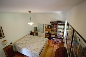 コーリコにあるColico Verdeのベッドルーム(ベッド1台、本棚付)