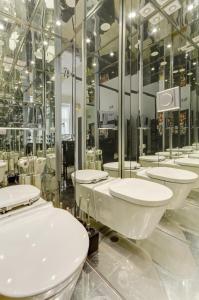 La salle de bains est pourvue d'une rangée de lavabos et de toilettes. dans l'établissement Historic Centre Apartments VI, à Prague
