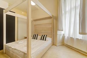 sypialnia z łóżkiem z baldachimem i lustrem w obiekcie Historic Centre Apartments VI w Pradze
