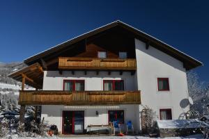 ein Haus mit Balkon darüber in der Unterkunft Haus Miriam in Sankt Lorenzen ob Murau