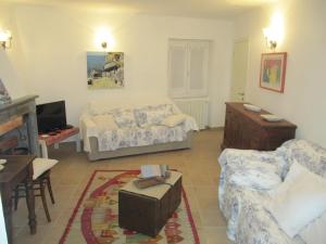 a living room with a bed and a couch at La Casa dell ' Orto in Lerici