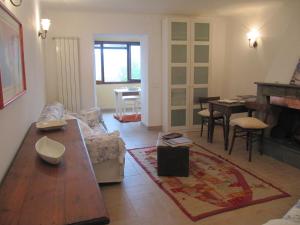 a living room with a couch and a table at La Casa dell ' Orto in Lerici