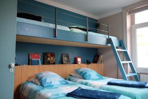 サン・マロにあるAppartement Saint Malo-Rocabeyのベッドルーム1室(青い壁の二段ベッド2組付)