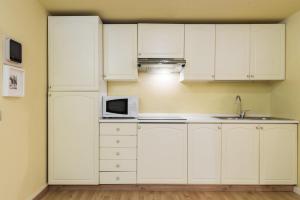A cozinha ou cozinha compacta de Lake Panorama - byMyHomeinComo mais 11 fotos