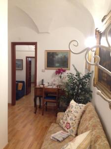 ナポリにあるIl Giglio Rossoのリビングルーム(ソファ、テーブル付)