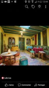 een woonkamer met banken en een tafel en stoelen bij Dar Aldea in Chefchaouene