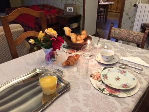 einen Frühstückstisch mit einem Waschbecken und einem Teller Essen in der Unterkunft La Carbonnière in Condé-sur-Vire