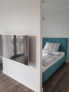 ポズナンにあるApartamenty Strzeleckaの鏡付きのベッドが備わる部屋