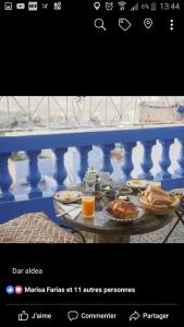 una foto di una tavola con cibo e succo d'arancia di Dar Aldea a Chefchaouen