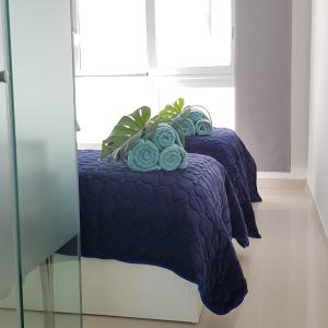 トレビエハにあるSensación Azulのベッドルーム(紫色のベッド1台、窓付)
