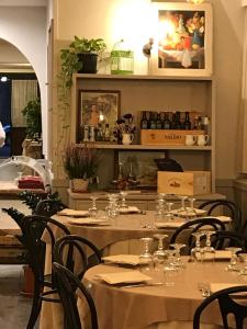 ローマにあるStanze Vaticaneのテーブルと椅子が備わるレストラン
