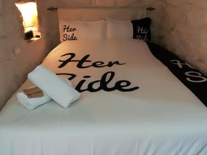 A bed or beds in a room at Trullo Monte Del Sale