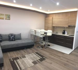 Kuchyňa alebo kuchynka v ubytovaní F&M Apartman