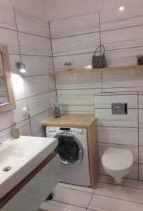 Kúpeľňa v ubytovaní Apartamenty Blisko Plaży Podczele + 22 fotografií