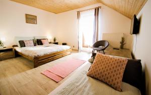 1 dormitorio con cama, sofá y ventana en Penzion Na Americe, en Nové Jirny