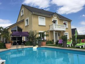 Der Swimmingpool an oder in der Nähe von Mille et Une Bulles 51