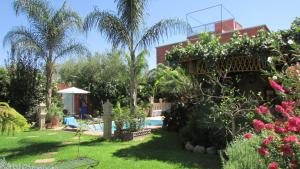 ogród z basenem i dom w obiekcie Villa La Zitoune w mieście Aghmat