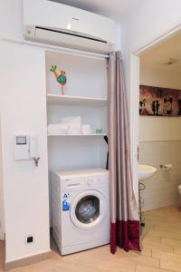 uma lavandaria com uma máquina de lavar roupa na casa de banho em Les Oranges Five Stars HolidayHouse em Nice