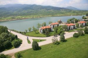 普拉韋茨的住宿－Pravets Spa Resort Apartments，享有湖畔房屋的空中景致