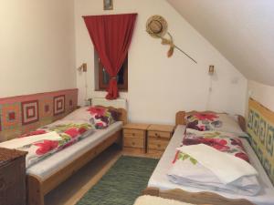 מיטה או מיטות בחדר ב-Bakonyi Apartmanház Eplény