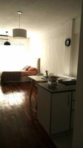 sala de estar con cama y mesa. en M & C Suites en Buenos Aires