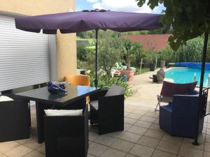 Der Swimmingpool an oder in der Nähe von Mille et Une Bulles 51