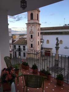 コルドバにあるPiso plaza la compañíaの時計塔と建物のあるバルコニー