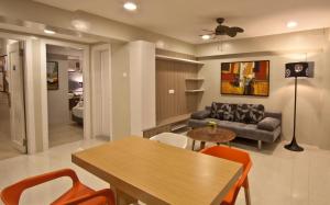 un soggiorno con un tavolo e un divano di Z Pad Residences a Tacloban