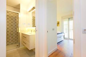 Koupelna v ubytování Madrid Centric Suites + 37 fotografií