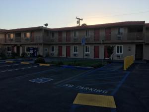 ein leerer Parkplatz vor einem Gebäude in der Unterkunft Budget Inn LAX-Lawndale in Lawndale