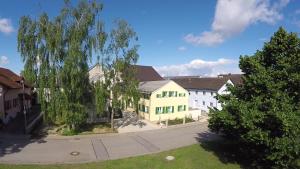 - une vue sur une rue avec des maisons et des arbres dans l'établissement Beim Schuster, à Pappenheim