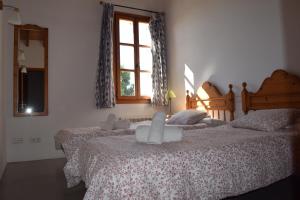 two beds in a bedroom with a window at Punta de Vistalegre in Porto Cristo +27 photos