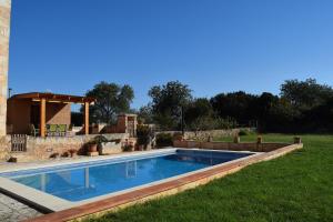 una piscina en el patio de una casa en Punta de Vistalegre en Porto Cristo