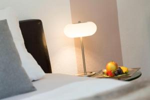 einen Obstteller auf einem Tisch neben einem Bett in der Unterkunft Hotel Villa Rosa in Allershausen