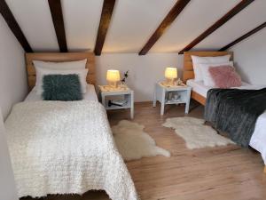 Postel nebo postele na pokoji v ubytování Attic Apartment Iris